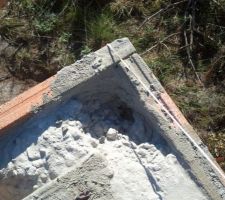 Une très bonne coulée de béton de chaînage !! Vivement la prochaine tempête !!