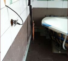 Le carrelage dans la salle de bain. Pas encore fini. Un apercu