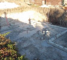 El&eacute;vation des murs du S/s sur fondation, pour &eacute;viter d'&eacute;ventuels &eacute;boulements de terre en cas de pluie