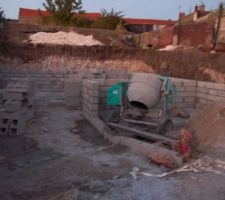 El&eacute;vation des murs du S/s sur fondation, pour &eacute;viter d'&eacute;ventuels &eacute;boulements de terre en cas de pluie