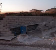 El&eacute;vation des murs du S/s sur fondation, pour &eacute;viter d'&eacute;ventuels &eacute;boulements de terre en cas de pluie