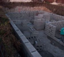 El&eacute;vation des murs du S/s sur fondation, pour &eacute;viter d'&eacute;ventuels &eacute;boulements de terre en cas de pluie