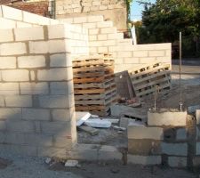 El&eacute;vation des murs du S/s sur fondation, pour &eacute;viter d'&eacute;ventuels &eacute;boulements de terre en cas de pluie