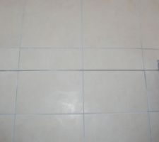 Joint de dilatation entre entrée et séjour et entre séjour et cuisine, au niveau des portes coulissantes