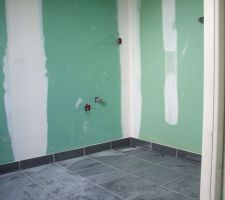 La salle d'eau vue depuis la douche.