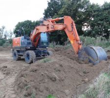 On a remis un peu de terre dans le jardin pour relever la pente mais je ne suis pas encore super satisfait du travail... il me manque encore 3 à 5 camions :(