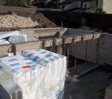 El&eacute;vation sous-sol.
Les hourdis en polystyr&egrave;ne sont livr&eacute;s, pr&ecirc;ts &agrave; &ecirc;tre pos&eacute;s.