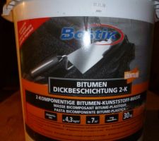 Colle bitumeuse de marque Bostik pour fixation du PSE sur le soubassement