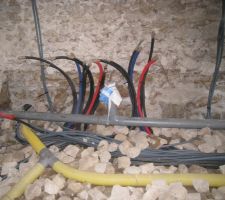 Vue sur les canalisations &eacute;lectriques,chauffages dans le h&eacute;risson ventil&eacute;