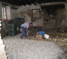 Finition du h&eacute;risson avec des petite pierres calibr&eacute;