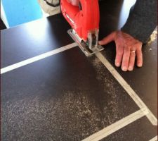 Découpe à l'emplacement de la plaque de cuisson