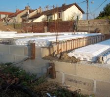 Pose des hourdis polystyr&egrave;ne pour couler la dalle du RDC