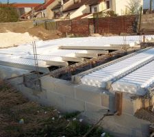 Pose des hourdis polystyr&egrave;ne pour couler la dalle du RDC