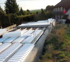 Pose des hourdis polystyr&egrave;ne pour couler la dalle du RDC