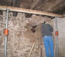 Vue sur &eacute;tayage pour la cr&eacute;ation de la porte