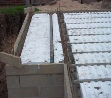 Pose des hourdis polystyr&egrave;ne pour couler la dalle du RDC