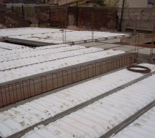 Pose des hourdis polystyrène pour couler la dalle du RDC