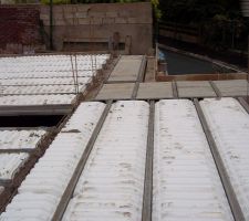 Pose des hourdis polystyrène pour couler la dalle du RDC.
Pose des hourdis béton pour la terrasse balcon.