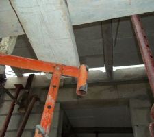 Vue de dessous de la terrasse balcon.
On aper&ccedil;oit la porte de service pour acc&eacute;der au garage.