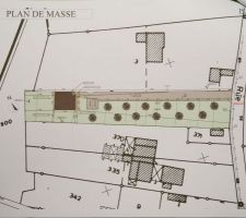 Un terrain tout en longueur, la maison sera située à 70m de la route est à 20m en surplomb de cette dernière, la vue est imprenable vers l'autre coté de la vallée qui est vierge d'habitations, de plus tout les arbres du verges sont en contrebas de la maison, mais l'hiver dur dur avec la neige.