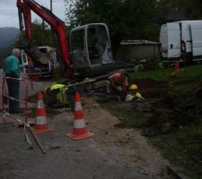 Les branchements assainissement et eau.
Enfin une pelleteuse sur le terrain