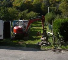 Ça y est l'assainissement,la maison sera placée en haut du terrain dans la trouée d'arbre (au niveau du haut du bras de la pelleteuse)