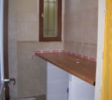 Fenêtre de la salle de bain lasurée
Futur plan vasque monté (siporex) et vitrifié