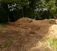 Signalé depuis plusieurs mois, le talus a été refait (replacé en limite de propriété)