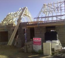 La maison commence a prendre forme....