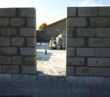 La porte d'accès au garage depuis le jardin.