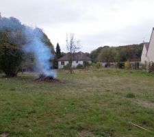 Aujourd'hui, brulage des branchages et souches. Implantation en piquets jaunes de la maison