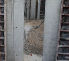 La porte pour accéder sous l'escalier