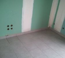 Reprise du carrelage pour le passage de la gaine dans placo reste joint a faire.Toutes les gaines sont pass&eacute;es dans le placo