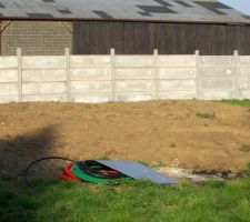 Entre deux , d&eacute;limitation du terrain pallissade beton