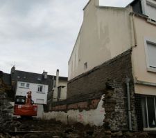 Décidement le mur du voisin est bizzarement construit non ?