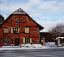 Maison à gauche et grange en arrière plan à droite