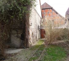 Jardin arri&egrave;re avec maison au centre et fond grange &agrave; gauche