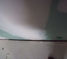 Jour entre la chape du cellier et le mur