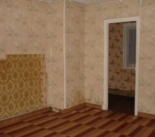 Salle principale avec la porte donnant sur la salle d'eau