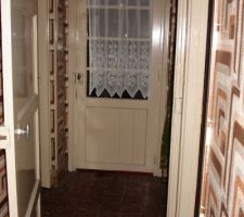 Couloir du bas avec la porte vers le jardin