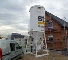 ITE - Mise en place du silo contenant le mortier colle de marouflage