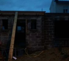 Des appuis de fen&ecirc;tres en plus... sous la pluie.