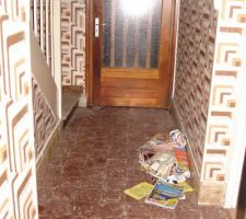 Couloir du bas, avec la porte d'entrée