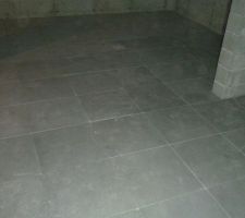 Pose du carrelage dans la chaufferie termin&eacute;e