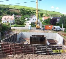 Vu du sommet du tas de terre ,patio au milieu