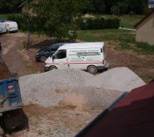 Le gros camion qui emmène de la terre