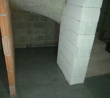 Carrelage pos&eacute; sous l'escalier