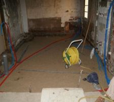 Avant de couler la dalle dans la salle de bain