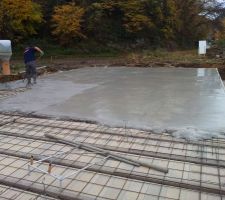 Les maçons en plein travail et sous la pluie!