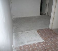 On a enlever les plaquettes de parquet et on va mettre du carrelage par desuus l'ancien carrelage-brique